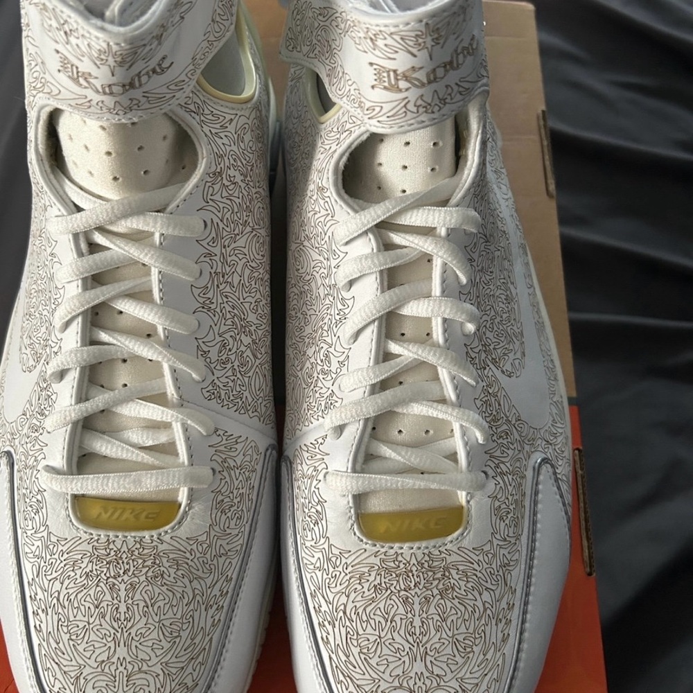 Nike Kobe huarache size 11.5. Comes with og box -Top Sneakers in White and Gold
